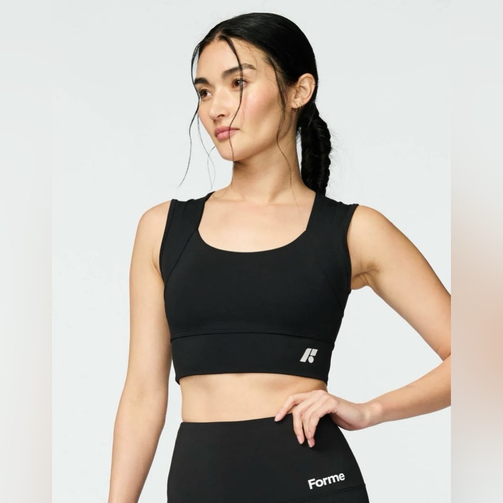 Forme Women's Black Medium-Impact Scoop Neck Sports Bra